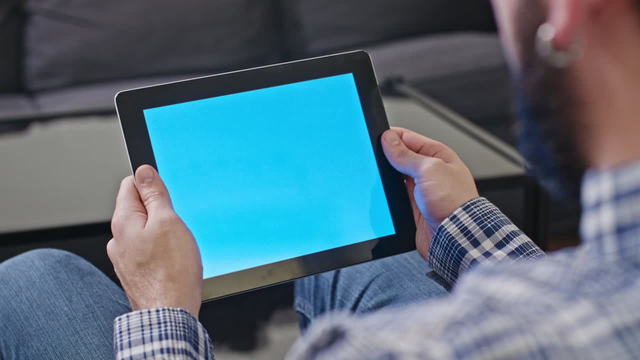 hombre con una tableta digital con pantalla azul