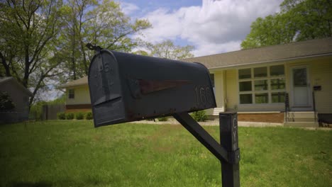 Schiefer-Briefkasten-Mit-Adresse-An-Einem-Haus-In-Der-Vorstadt