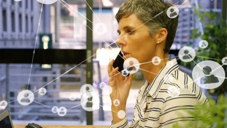 animación de iconos de perfil conectándose con líneas sobre mujer de negocios caucásica hablando por teléfono celular