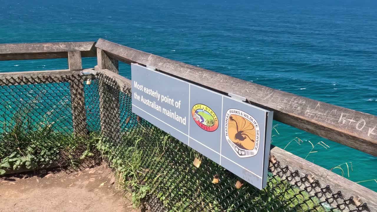 은 하늘로 바다를 내려다보는 풍경의 타임스