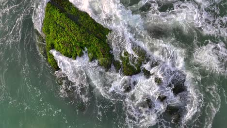fotos aéreas de olas que golpean arrecifes y olas chisporroteantes