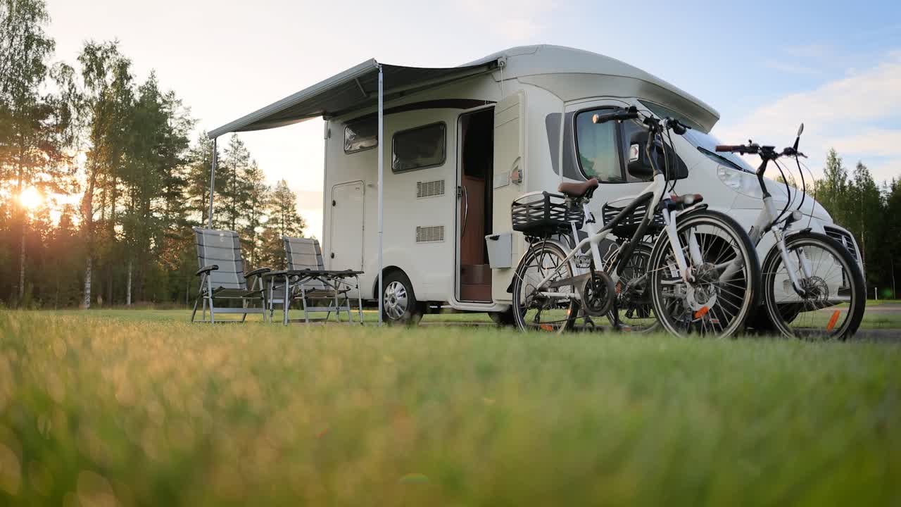 가족 휴가 여행 트럭, 휴가 여행 모터카, 카라반 자동차 휴가.