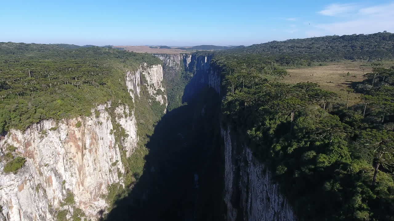 sobre los cañones, escena aérea, sur de brasil