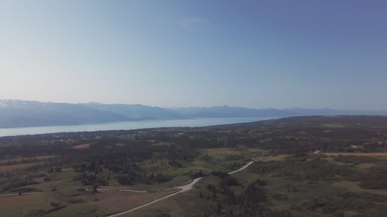 vista aérea, vuelo de drones a lo largo de la carretera del extremo este cerca de homer alaska