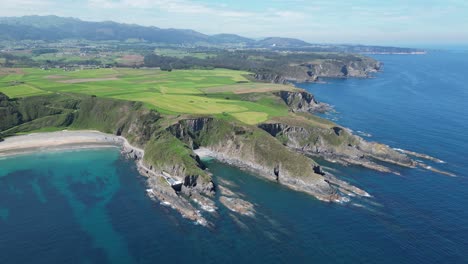 Acantilados-Y-Costa-De-Luarca,-Asturias,-España---Antena-4k