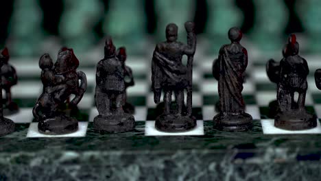 tablero de ajedrez de mármol antiguo con caballeros de bronce verde azulado como control deslizante de peones macro-4