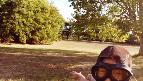 Niña-Sonriente-Jugando-En-El-Parque