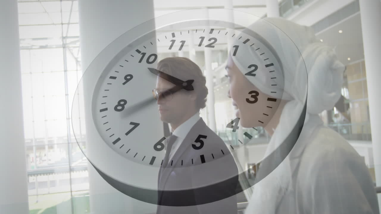 animación de reloj en movimiento sobre diversos colegas caminando y discutiendo el trabajo en la oficina