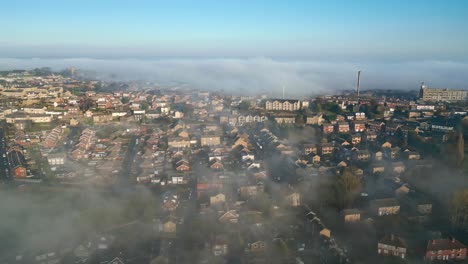 Vista-Aérea-Cinematográfica-De-La-Ciudad-Con-Edificios-Residenciales-En-Ganar-Niebla-Y-Niebla