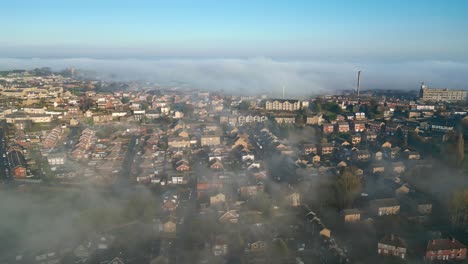 vista aérea cinematográfica de la ciudad con edificios residenciales en ganar niebla y niebla