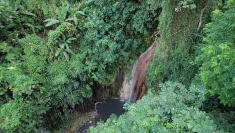 Langsame-Enthüllung-Eines-Tropischen-Wasserfalls-In-Einem-Karibischen-Regenwald