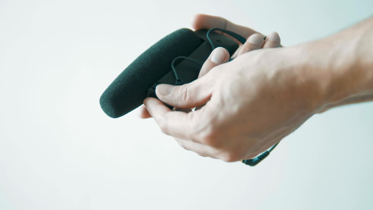 periodismo y concepto de conferencia. muchas manos de reporteros sostienen micrófonos. aislados en fondo blanco.