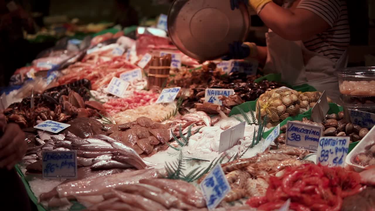 puesto de mercado de mariscos frescos