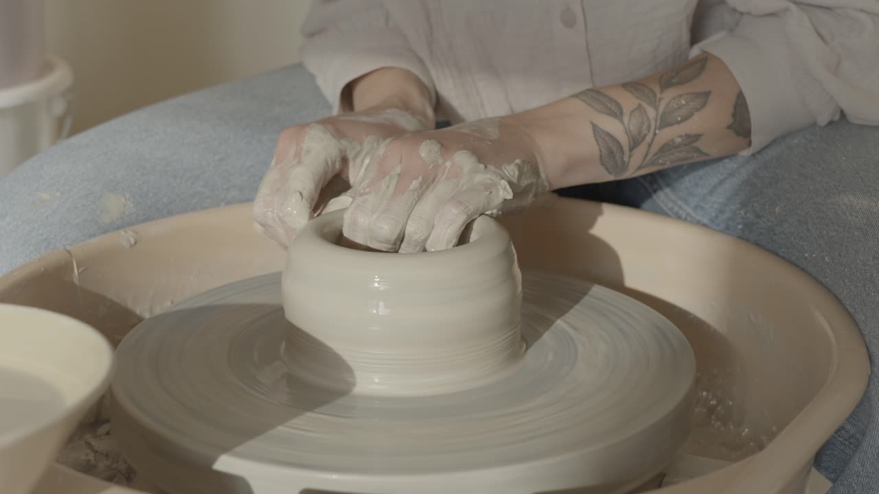 도자기 바 에서 일 하는 도자기 제작자