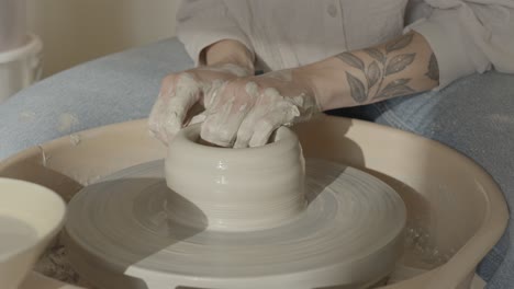 un ceramista trabajando en la rueda de cerámica