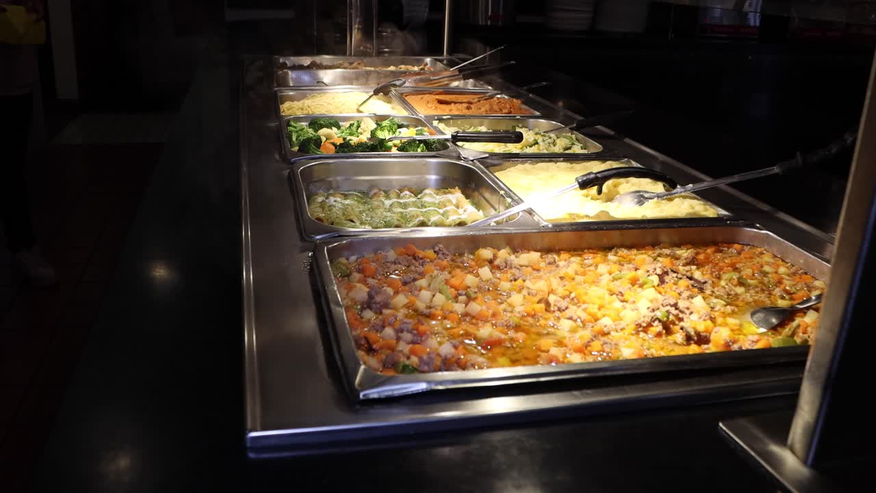 사람들과 함께하는 뷔페에서 장식이 있는 맛있는 김이 나는 멕시코 음식 뷔페