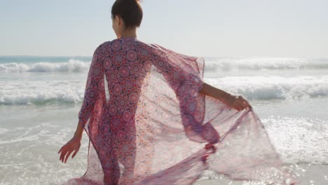 mujer joven junto al mar