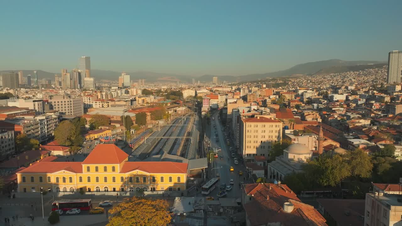 el paisaje urbano de estambul con la estación de tren