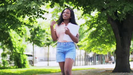 Concepto-De-Educación,-Escuela-Y-Personas-Feliz-Sonriente-Estudiante-Afroamericana-Con-Cuadernos-En-La-Ciudad