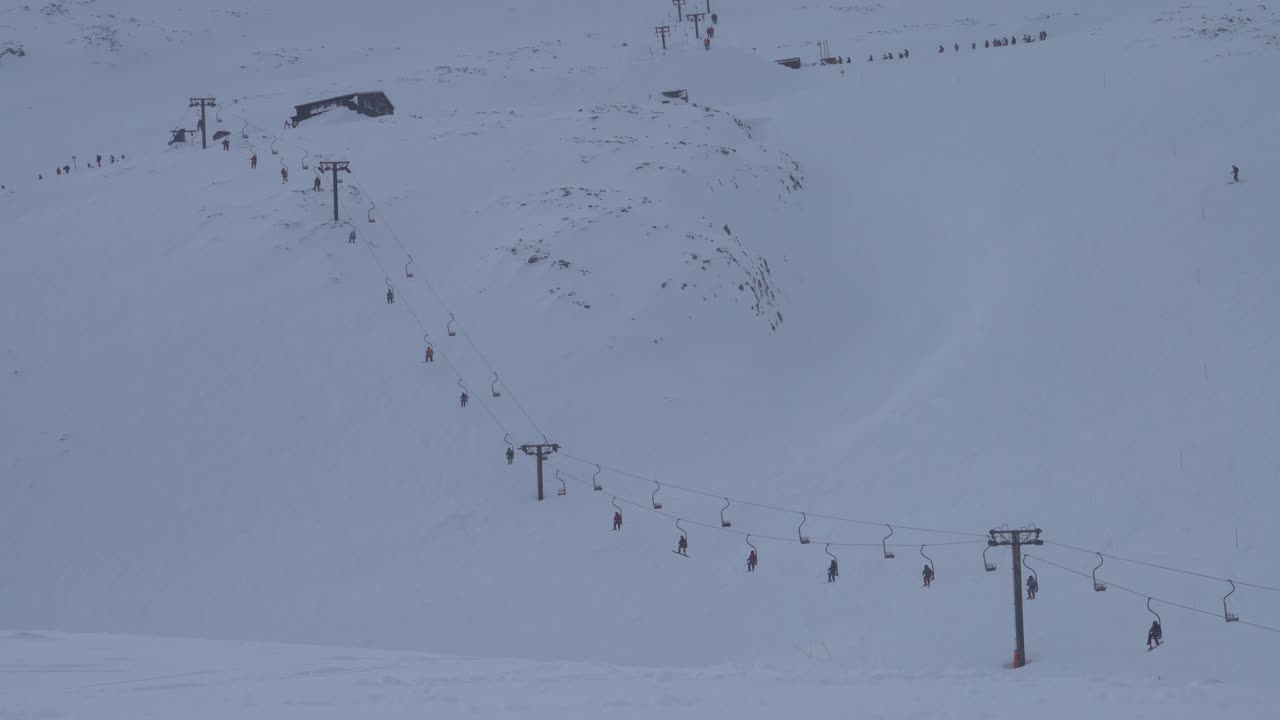 ws 클리프행어 체어리프트 사람들이 언덕 위로 올라갑니다.