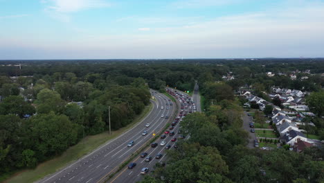 Eine-Luftaufnahme-Neben-Einem-Belebten-Parkway-Am-Abend-Zur-Hauptverkehrszeit