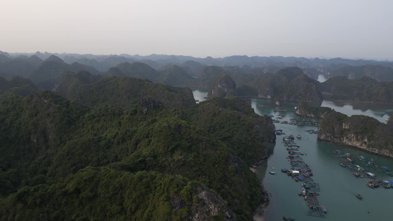 fotografía de aviones no tripulados de aldeas pesqueras flotantes en cat ba y la bahía de halong en el norte de vietnam