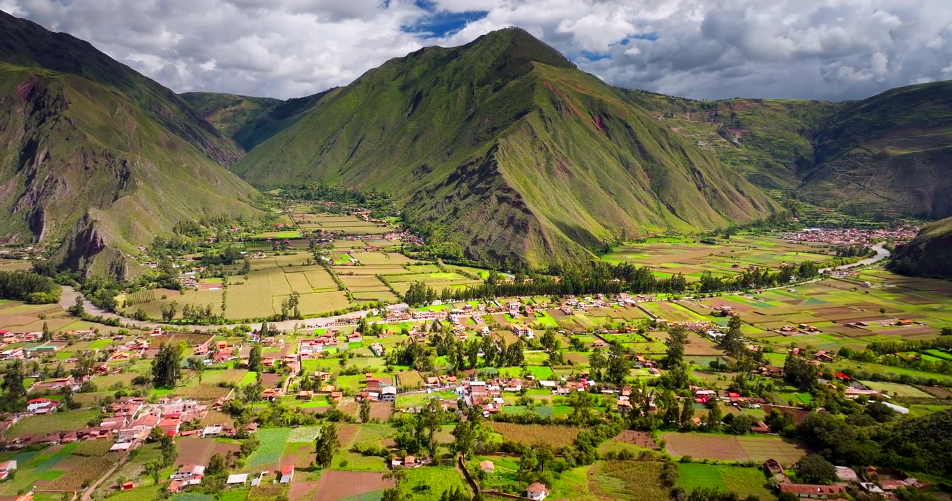 Posizione panoramica di Huayllabamba tra montagne lussureggianti nella Valle Sacra. Aerea