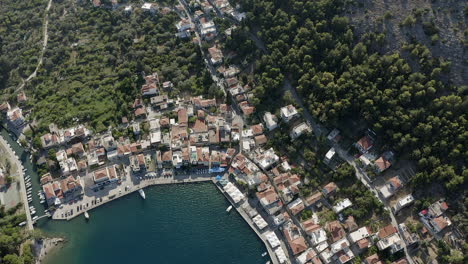 Aerial-tilts-to-small-village-of-Lagkada-on-Aegean-Sea-coast-of-Greece