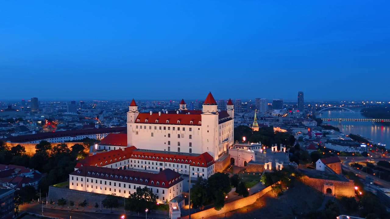 Letecký pohled na nádvoří Bratislavského hradu v noci, Slovensko. Detailní záběr shora na osvětlený palácový komplex a katedrální věž