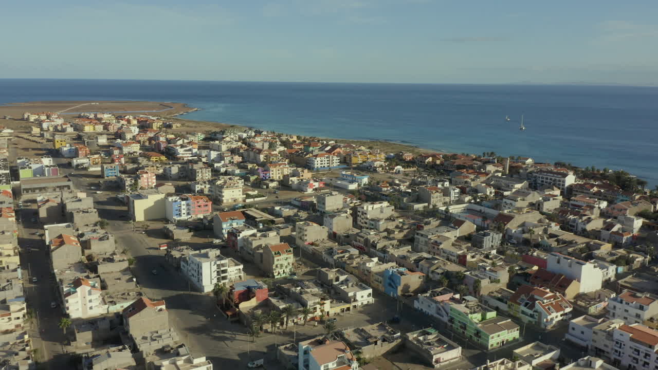 edificios coloridos sobre el pueblo turístico de santa maría en la isla de sal, cabo verde, áfrica.