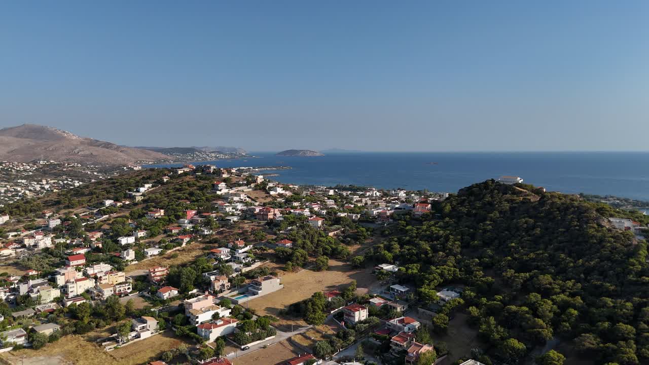 vista panorámica de la zona costera de la región de ática | pueblo de playa azul en lagonisi