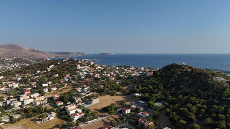 Vista-Panorámica-De-La-Zona-Costera-De-La-Región-De-Ática-|-Pueblo-De-Playa-Azul-En-Lagonisi