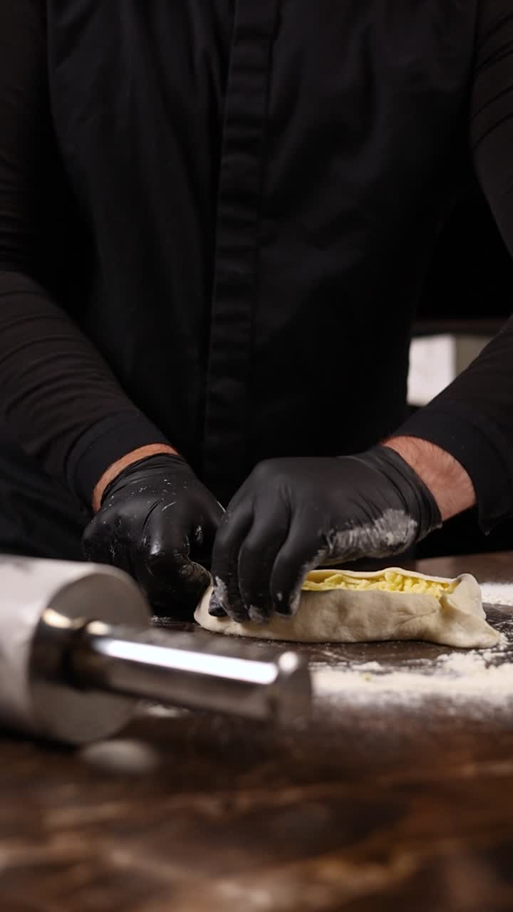 Chef che prepara l'impasto per i dolci