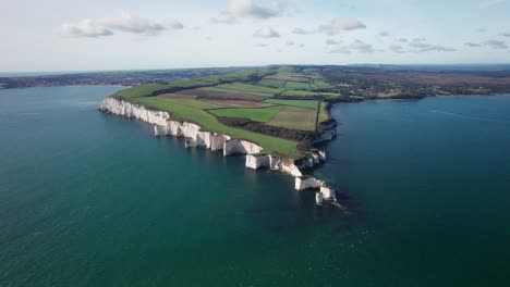 Old-Harry-Rocks,-Wunderschöne-Luftaufnahmen-Der-Juraküste-Englands-An-Einem-Klaren,-Sonnigen-Tag