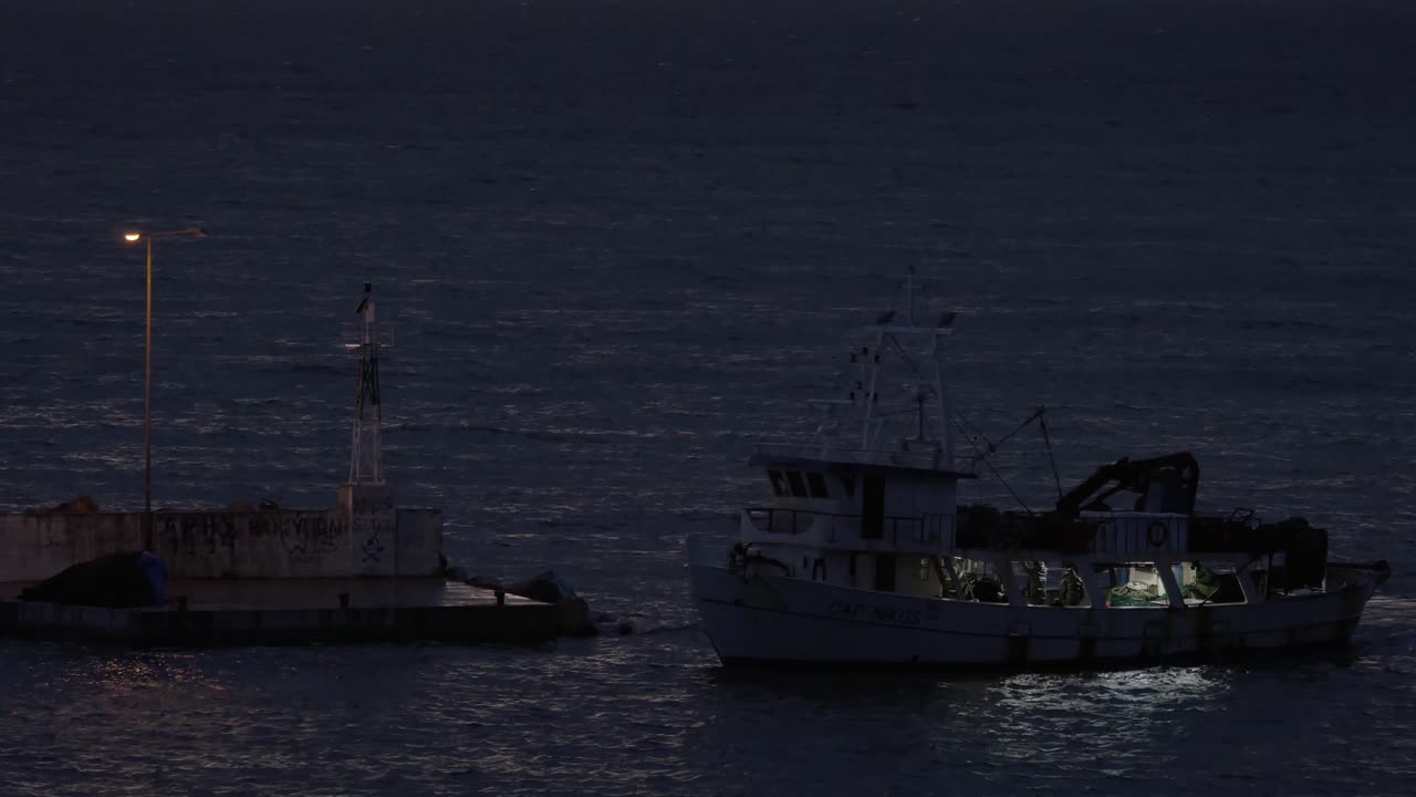 nea kallikratia (ネア・カリクラティア) - ギリシャの海の海灯台の近くで船が航海し埠頭で停泊する