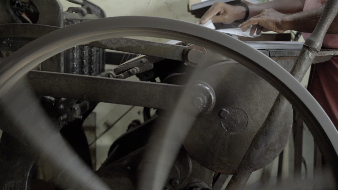 vieja máquina de imprimir en el trabajo