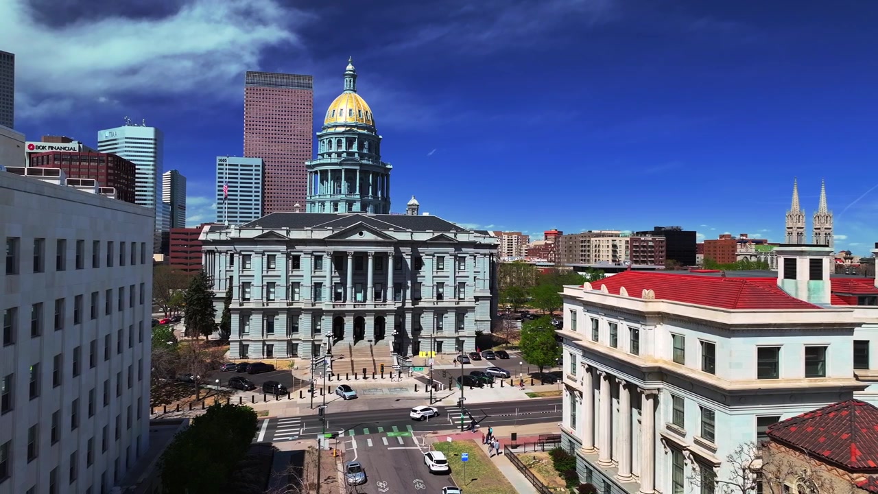 Rombongan tur pusat kota Denver pagi musim semi yang cerah langit biru Civic Center Park Gedung Capitol Colorado pemandangan udara drone gedung pencakar langit tinggi lalu lintas mobil jalanan kota Capitol Hill geser maju