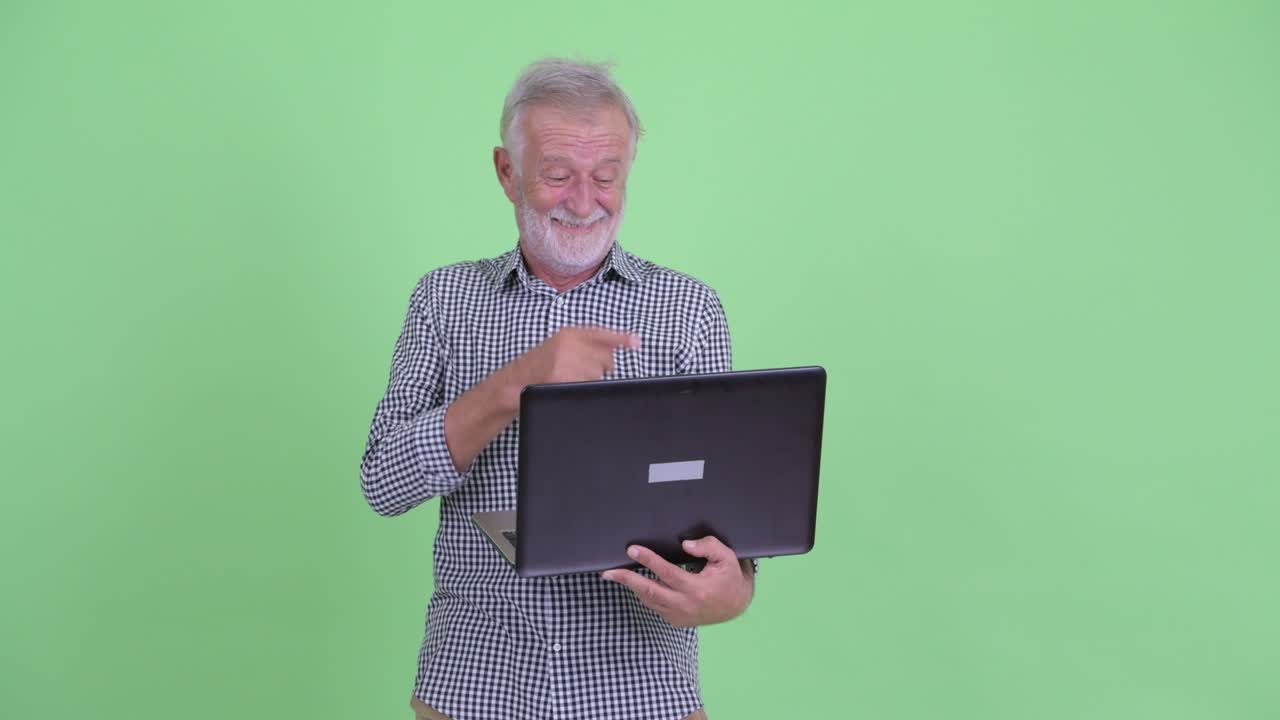hombre de edad avanzada y guapo con barba.