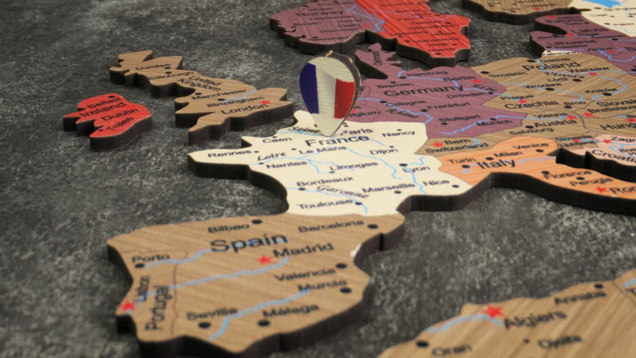 세계 지도에 녹색 pushpin을 가진 여행 개념 - 지도에 있는 위치 지점은 프랑스의 수도 파리를 가리킨다.