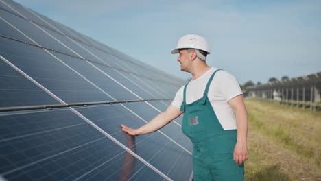 técnico de paneles solares que inspecciona paneles