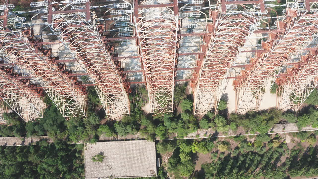 volando sobre el radar duga en la zona de exclusión de chernobyl