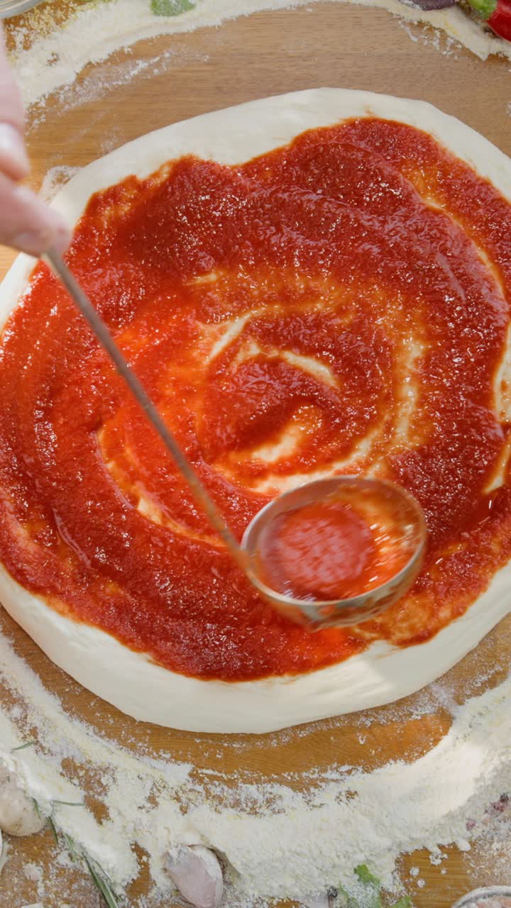Applicazione della salsa per pizza