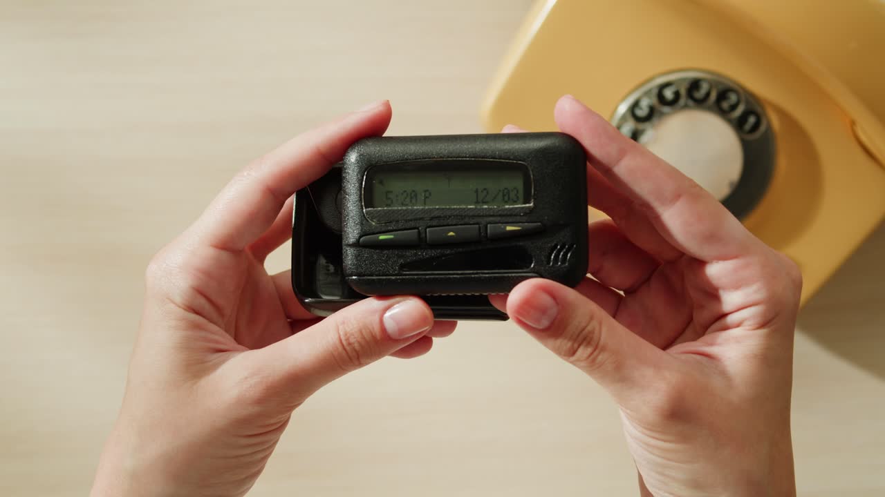 buscador vintage en manos con teléfono viejo