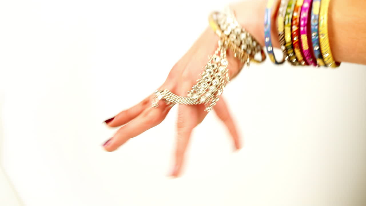 전통적인 동양 댄서의 손