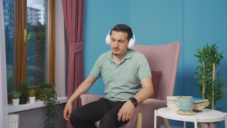 헤드폰으로 음악을 듣는 사람은 불행하고 슬프다.