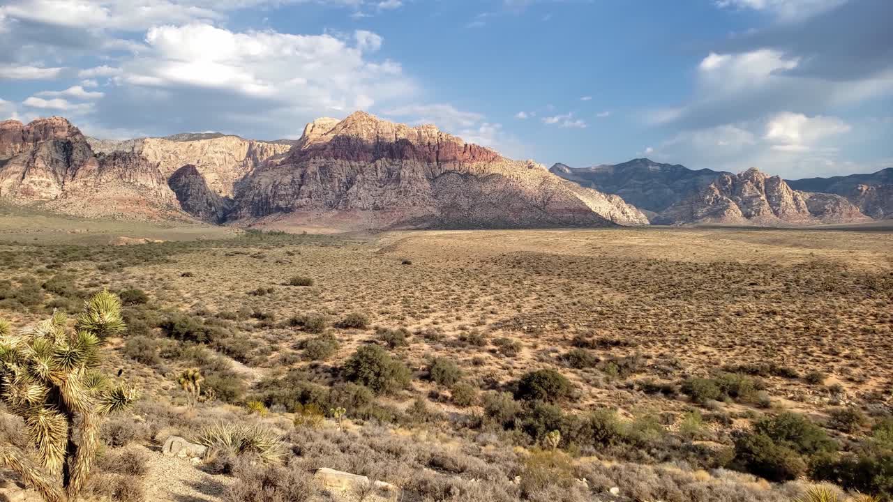 panorama de roca roja moviéndose a la derecha bajo nubes dramáticas