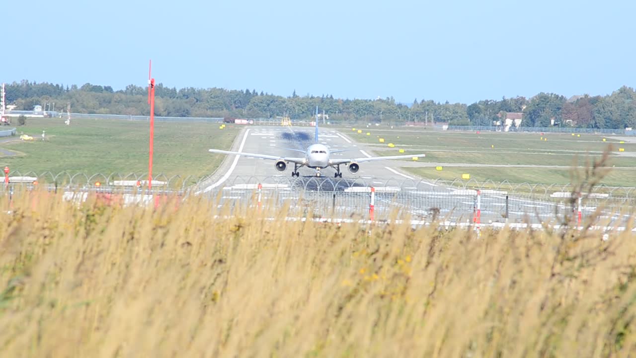 La pista dell'aeroporto. Preparazione dell'aereo al decollo.