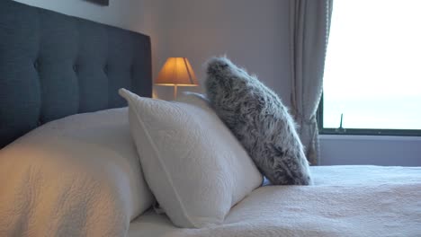 Slowmo---Modernes-Luxus-Boutique-Hotelzimmer-Queen-Size-Doppelbett-Mit-Meerblick---Ansicht-Drehen---Nahaufnahme