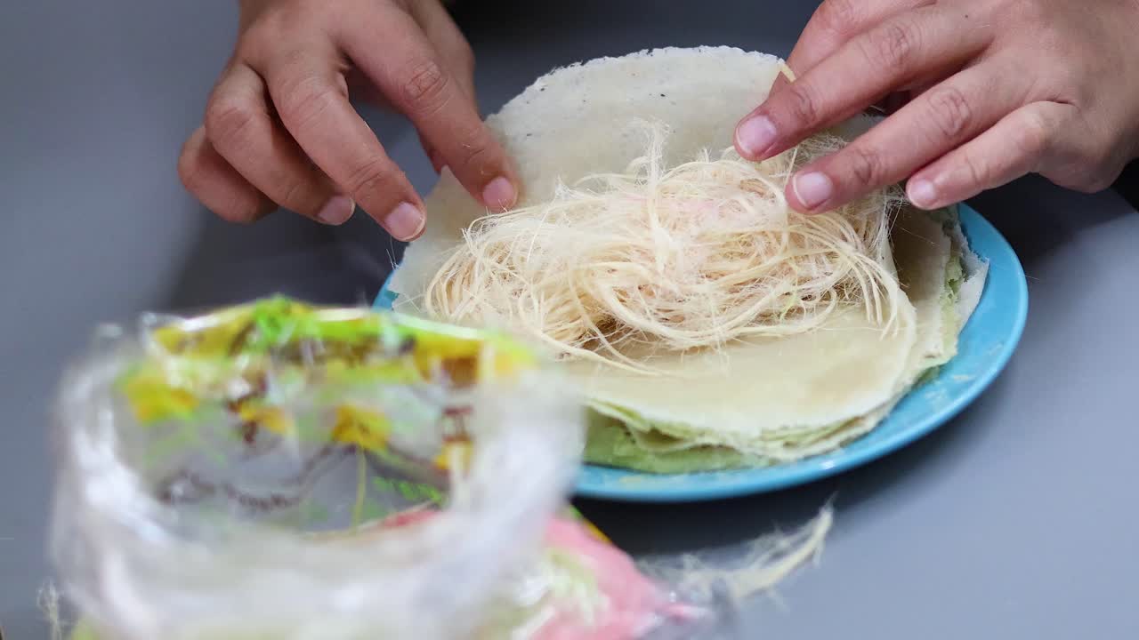 목화 사탕 크레프 를 준비 하고 굴리는 것