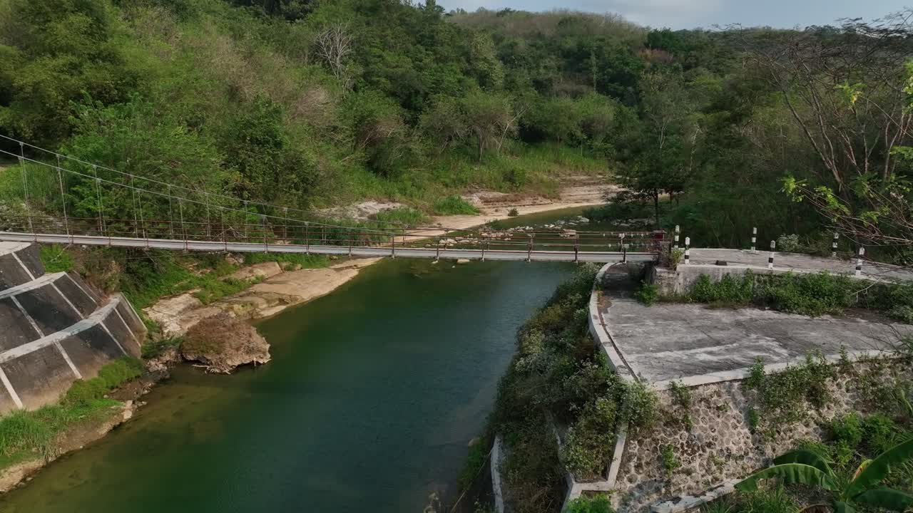 paso rápido y cercano por avión no tripulado sobre el puente gantung wanagama